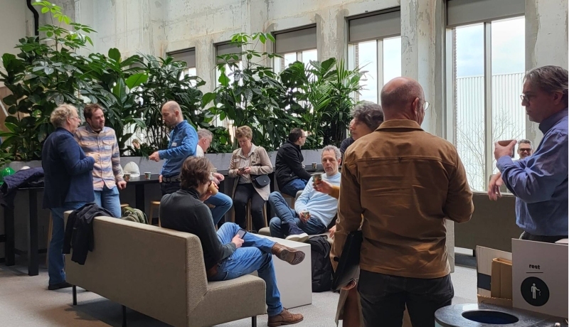 Werkplekbegeleiders ontmoeten elkaar in het Connectr Shared Office (fotografie: Louise Carola Bouw)