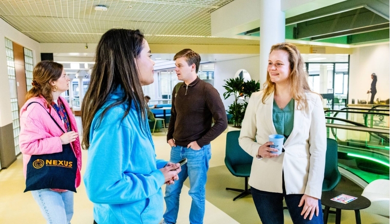 Studenten en docent Bedrijfskunde op de HAN campus in Arnhem