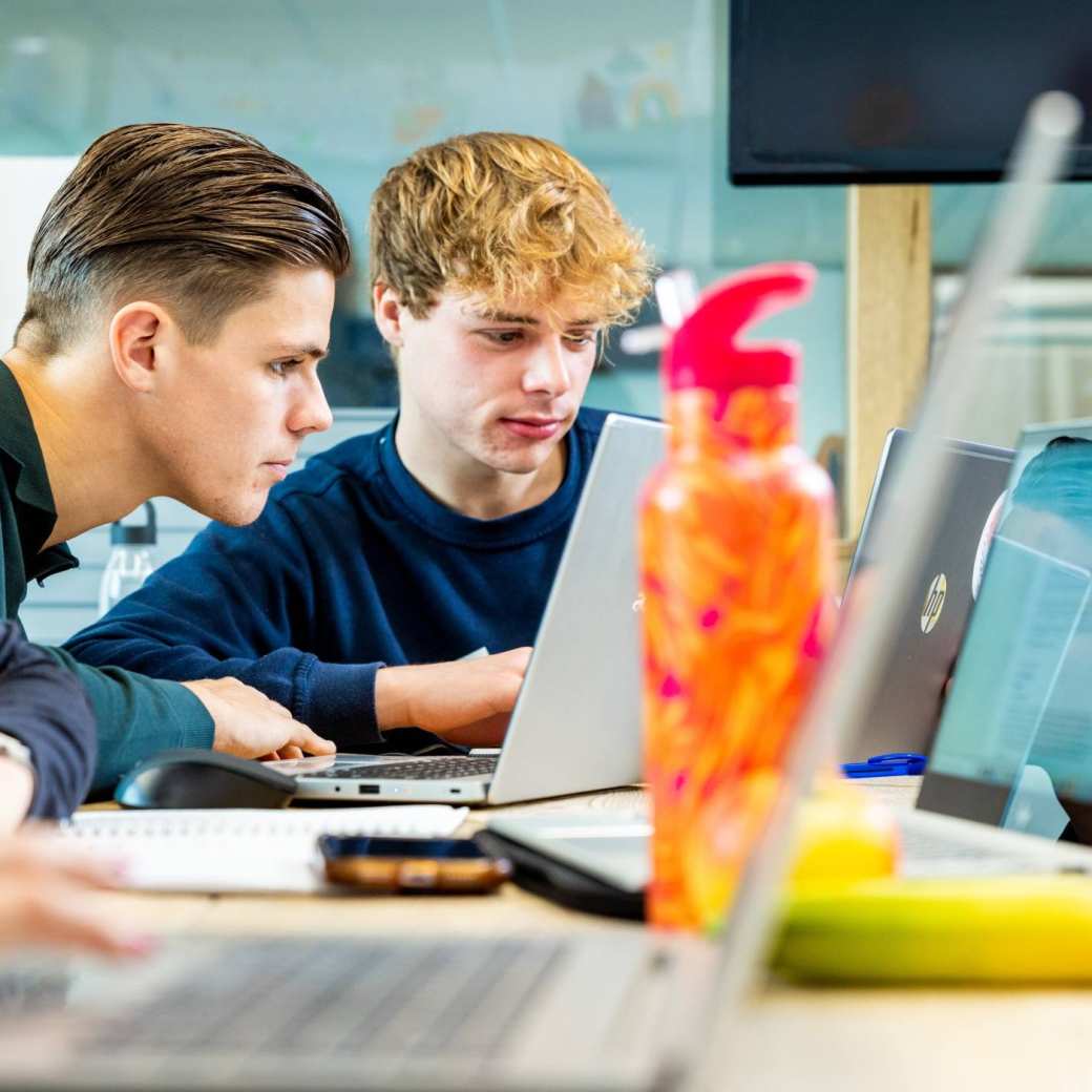 ALO studenten werken samen aan de laptop