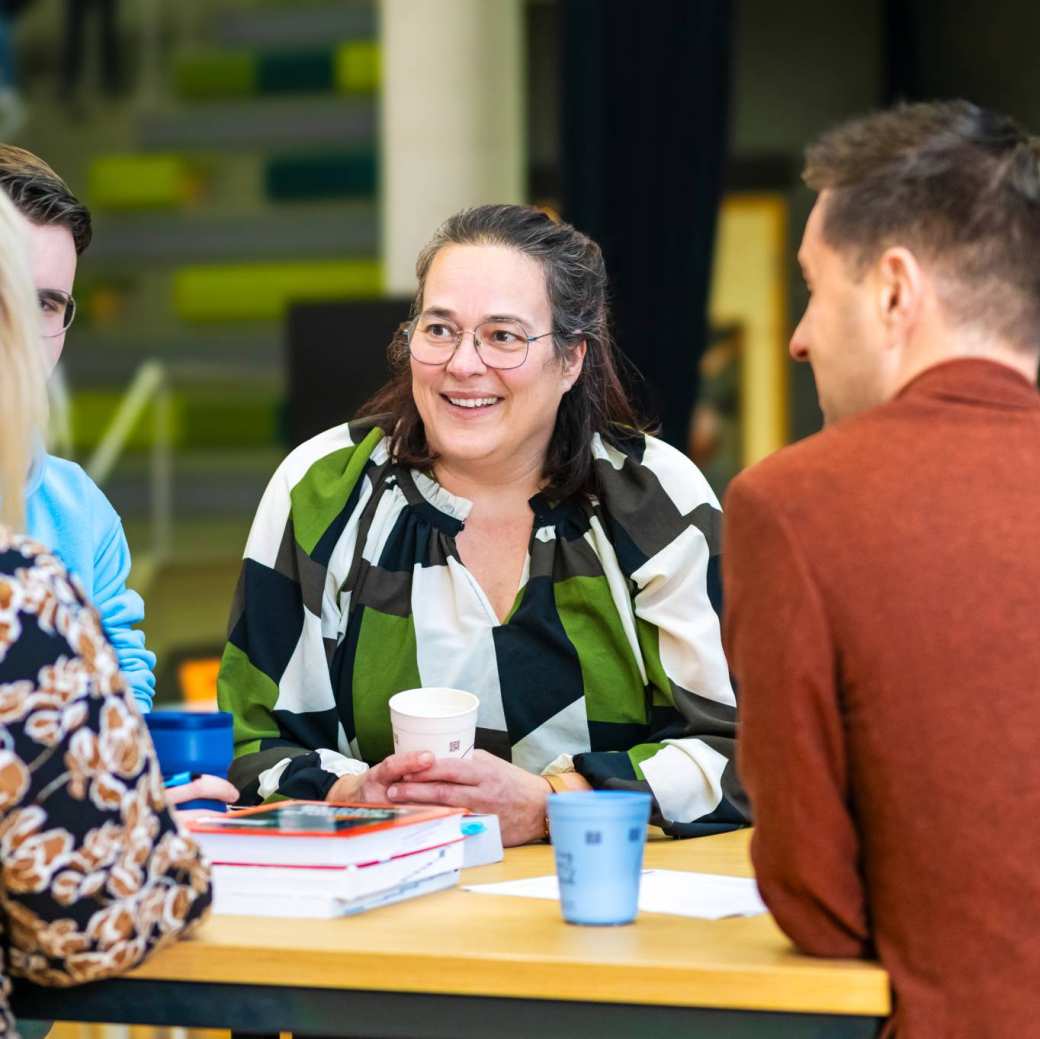 Studenten Leraar Economie in gesprek