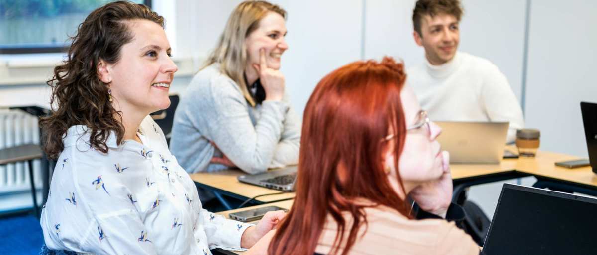 Studenten luisteren tijdens een les header website