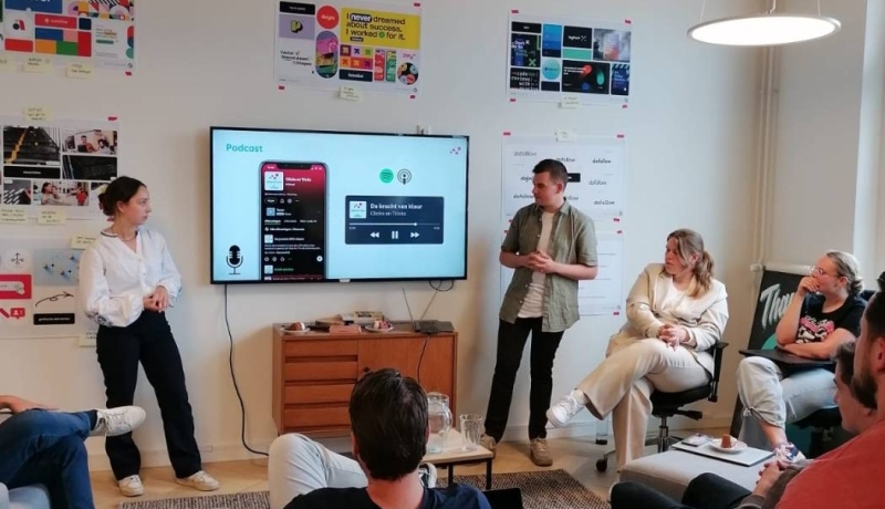 Studenten hebben een volledig AI-gegenereerde podcast gemaakt