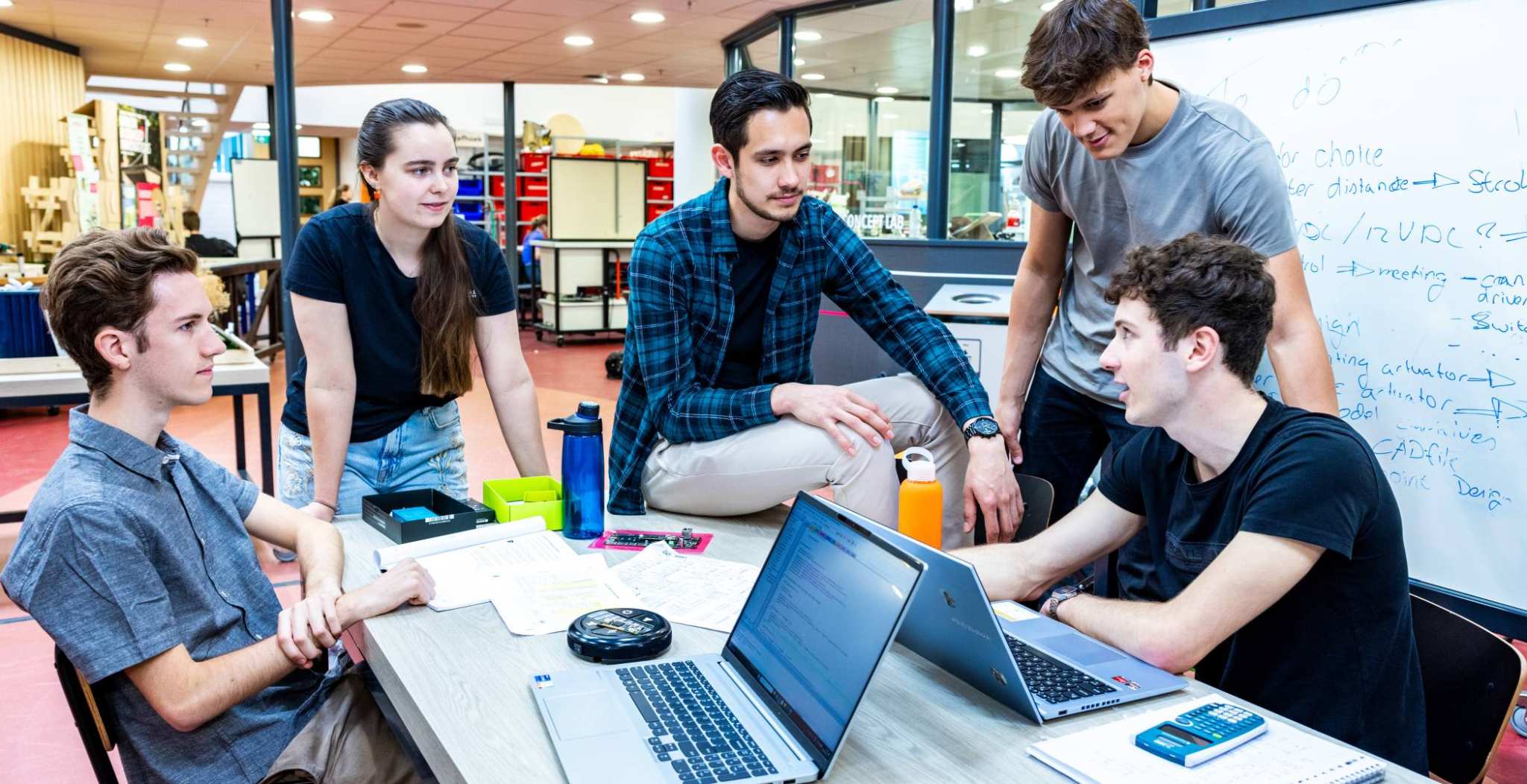 Studenten van de opleiding Embedded Systems Engineering overleggen bij het Health Concept Lab.