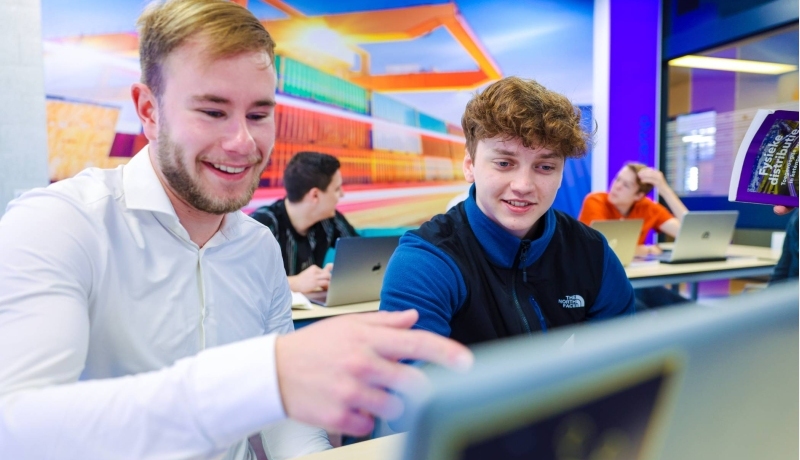 Logistics Management voltijd, LM, foto 7846, studenten werken op de laptop in het lokaal