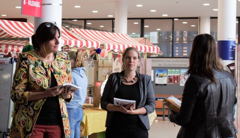 Week tegen Armoede 2021, uitreiking boek door Miranda Laurant aan wethouder Nijmegen Petra Molenaar met op de foto ook Judtih Hermelink van Sam& voor alle kinderen. Voor bij nieuwsbericht. Op de Kapittelweg