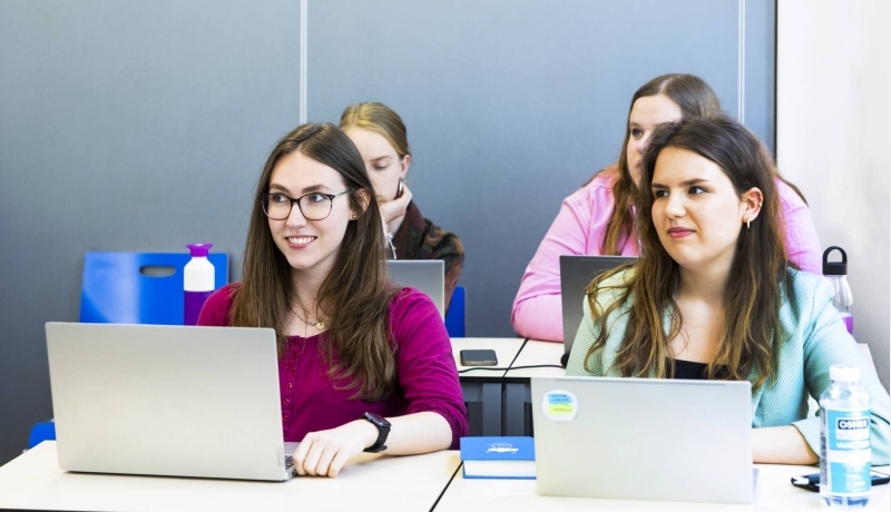 Studenten van de studie Communication volgen een les over het implementeren van communicatiestrategieën voor social media