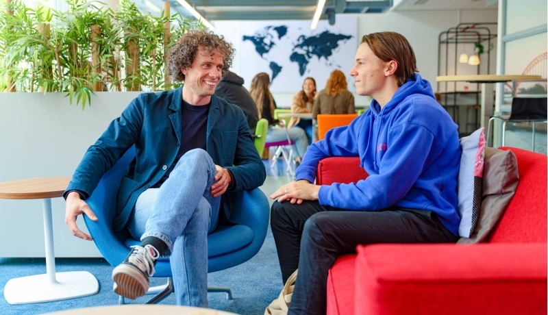 Docent en student praten over toelating bij Toegepaste Psychologie