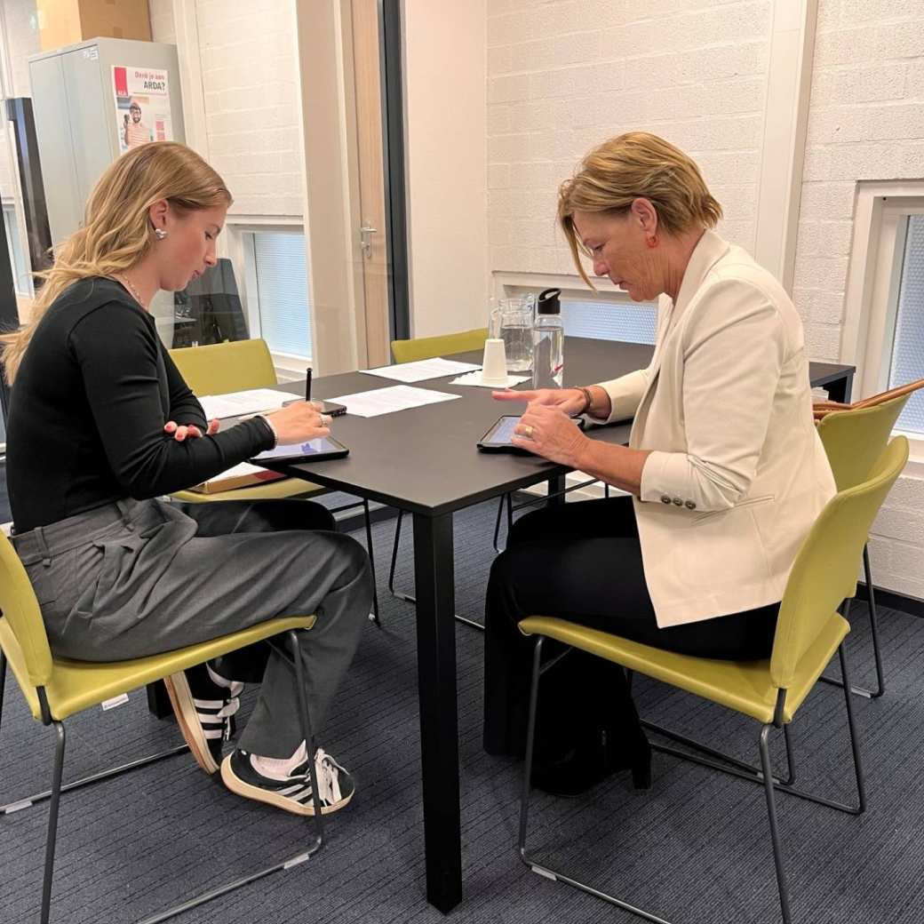 Veerle Prevaes neemt een interview af bij Christine de Vries tijdens het HUBRIS onderzoek.