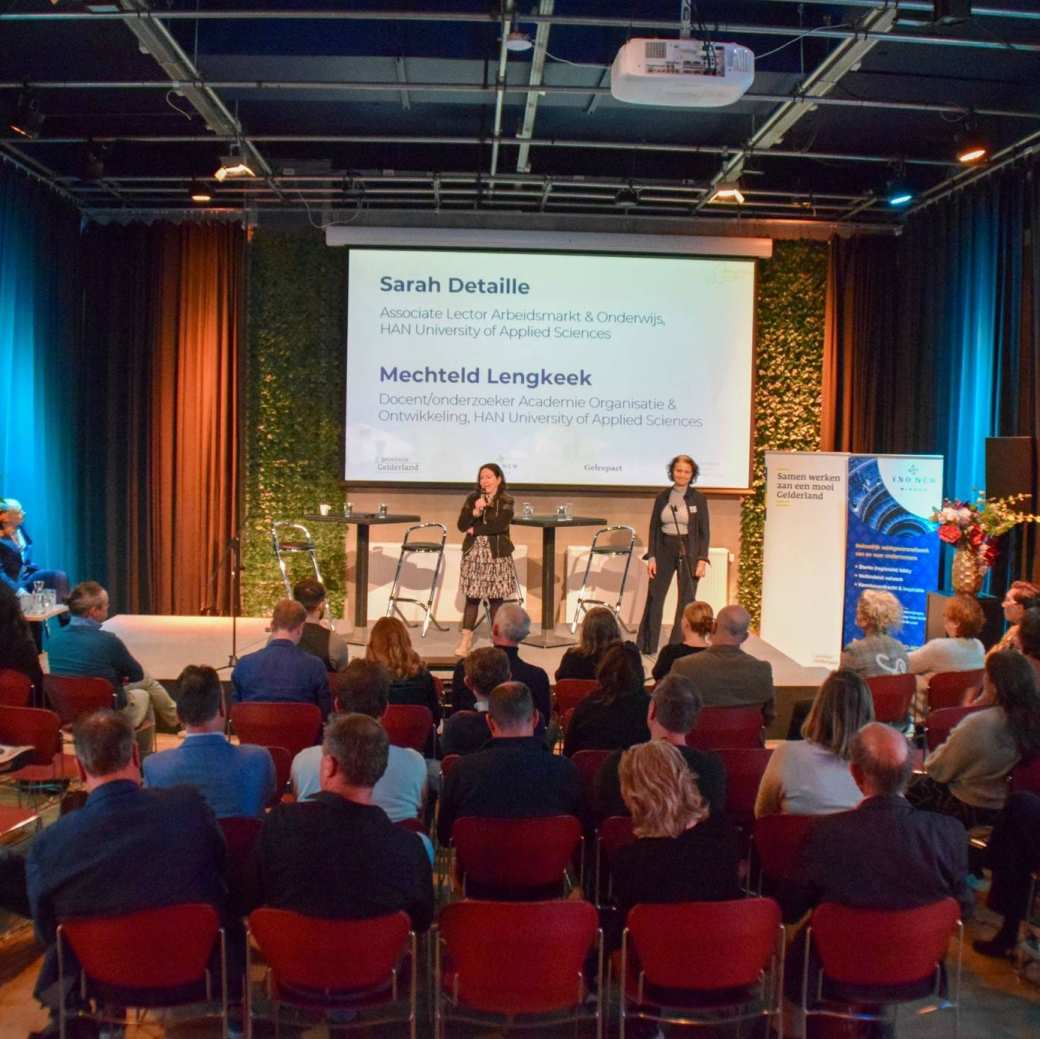 Sarah Detaille en Mechteld Lengkeek van het lectoraat Human Capital innovations bij de slotbijeenkomst van het project Leercultuur MKB.