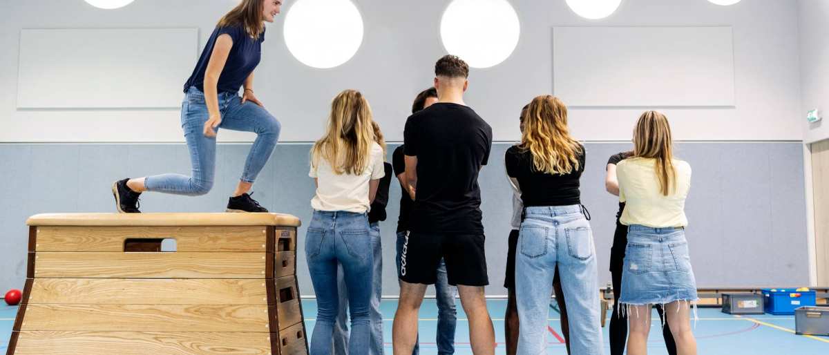 Studenten doen trust fall