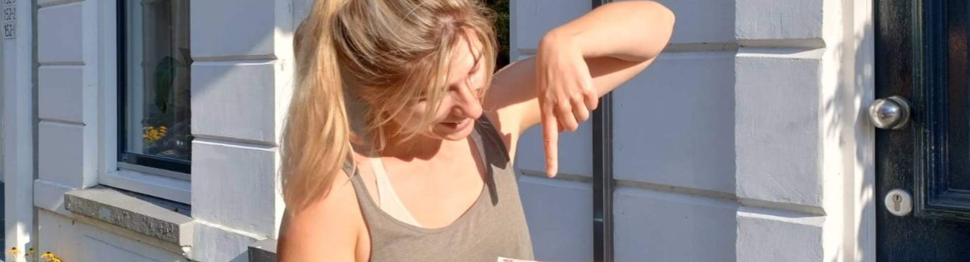 Foto van Onna Nieuwenhuis met AI-boeken voor promotie van de AI Book Swap