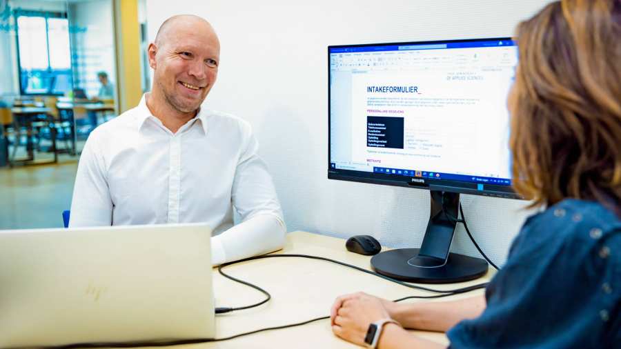 Bedrijfskunde deeltijd, studieadviesgesprek, studieadviseur, gesprek, praten, student, 2022