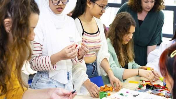 Studenten met elkaar aan de slag onder begeleiding van docent Ingeborg