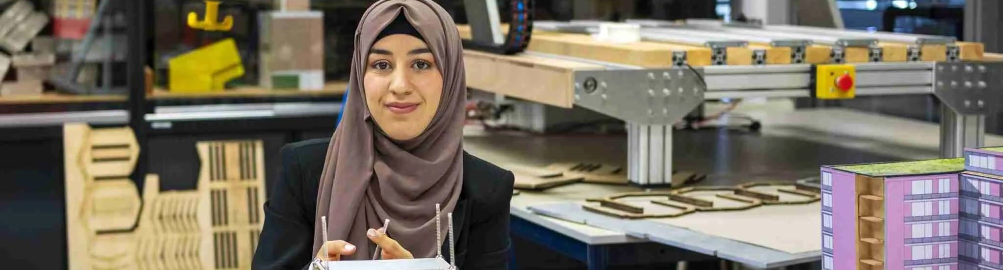 Sumya Mobder in de maquettewerkplaats van de HAN-opleiding Bouwkunde