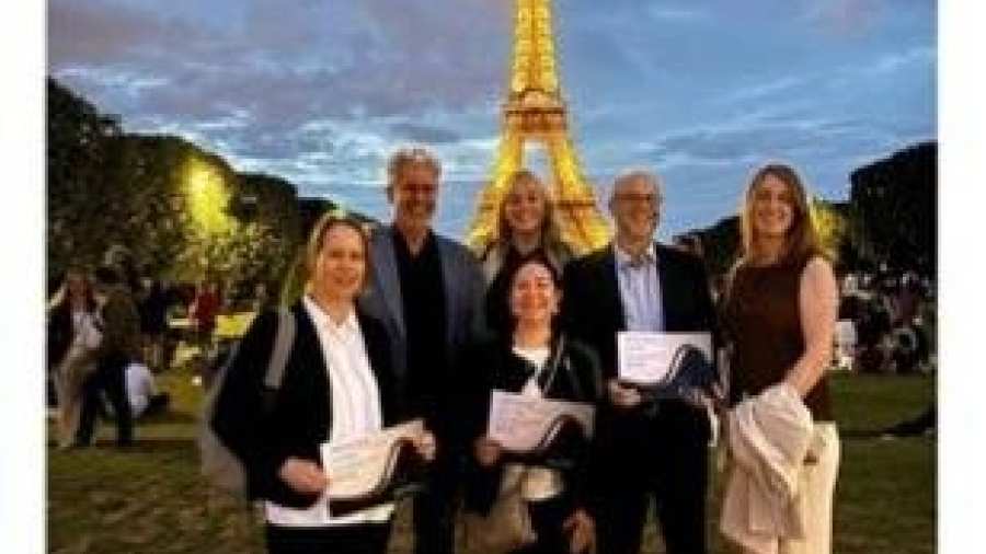 Foto van de SPRONG-groep All4Talent op studiereis voor Parijs