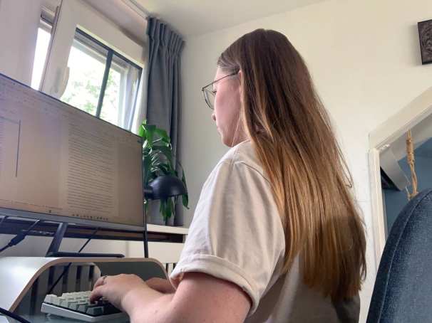 CMD-student Jade werkt achter haar laptop aan haar boek