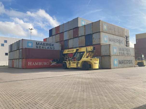 Zeecontainers waarvoor heftruck van Hyster Yale staat