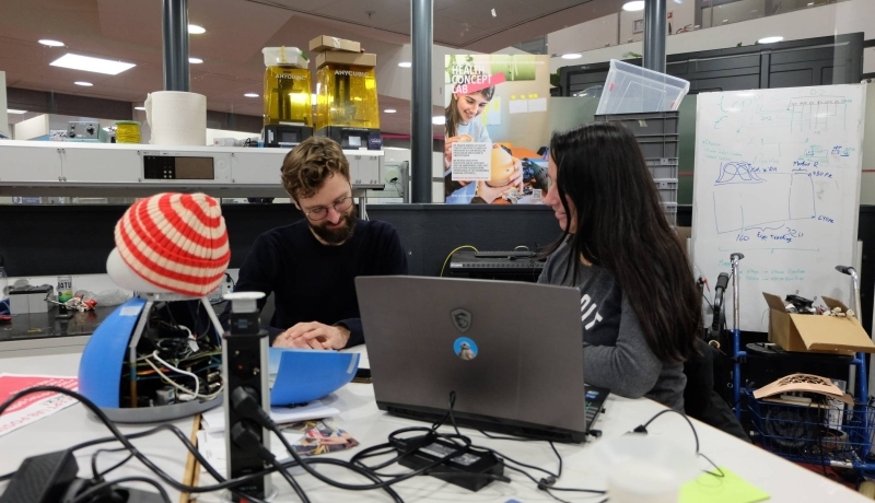Onderzoekers overleggen in het Health Concept Lab van de HAN