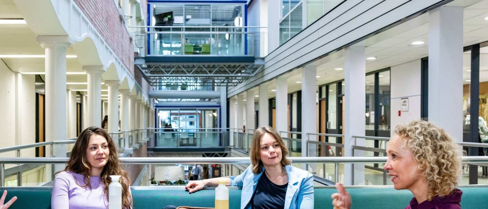 Studenten van Learning & Development tijdens hun pauze in overleg