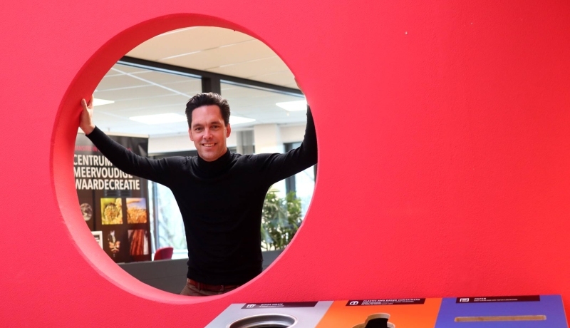 Daan Moerkerk in de cirkelvormige opening in de wand vlakbij het Centrum Meervoudige Waardecreatie