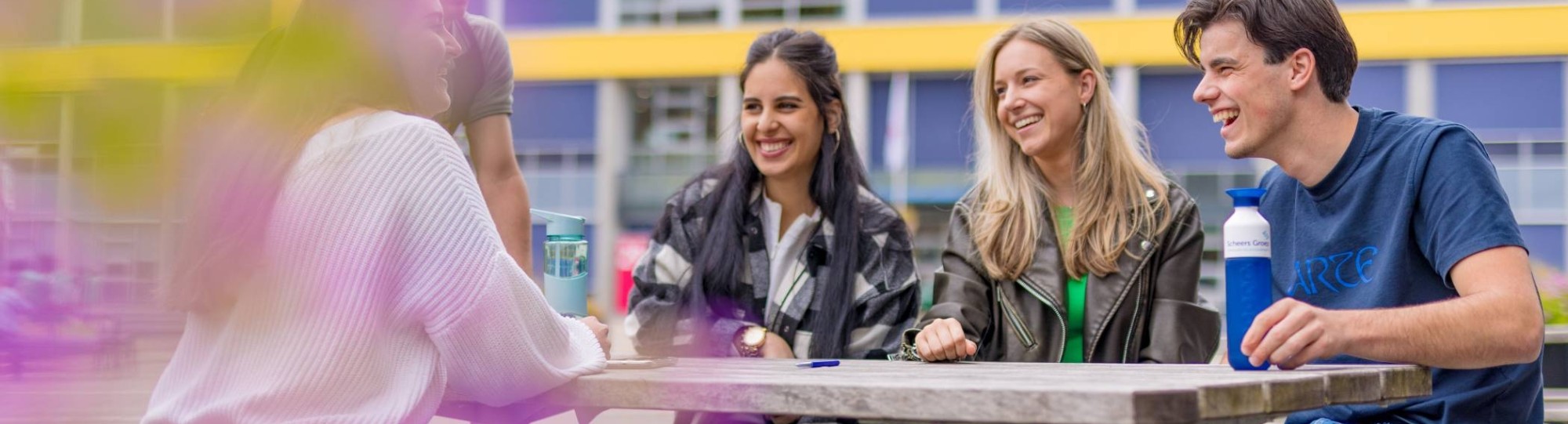 Groep studenten op het terras op HAN campus in Arnhem