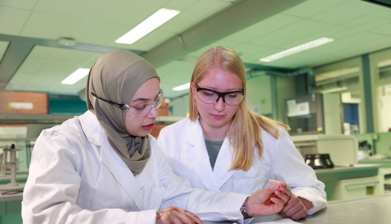 Studenten master Molecular Life Sciences Lisan Scholten en Nouhaila Belkassem tijdens een praktijkles op het lab