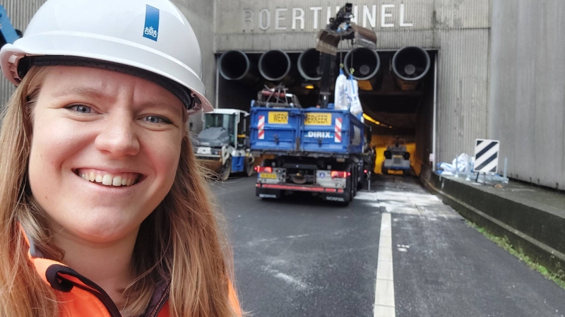 Laurie Driessen tijdens haar werk bij een tunnel