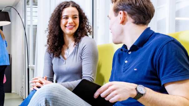 Studenten hbo bedrijfskunde in gesprek op de HAN campus