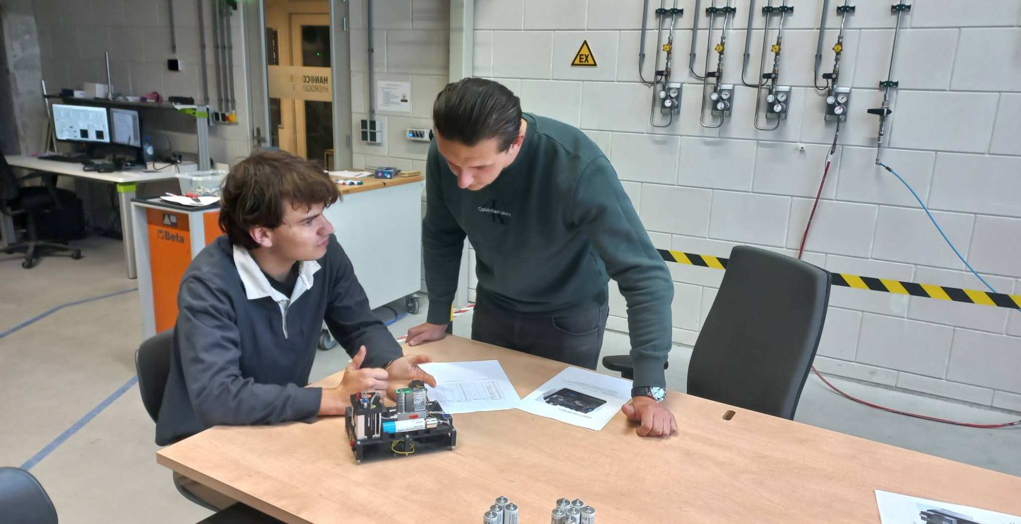 Studenten Koen en Bastian aan de slag met de Edukits tijdens de excursie bij het Hydrogen Lab van de HAN.