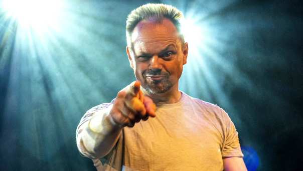 Cabaretier op het podium