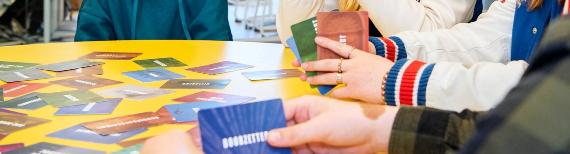 Kinderen in gesprek over kaartspel