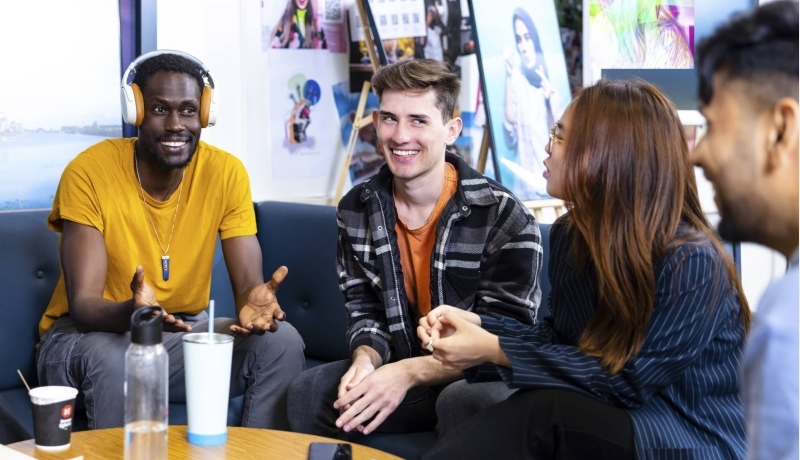Studenten in de Base Camp in gesprek met elkaar