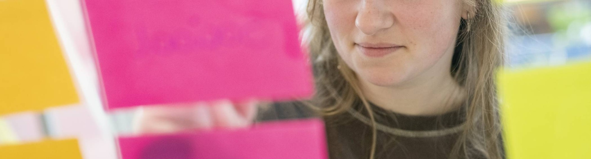Health fotoshoot Wijkcentrum studentente schrijft op lijst plakbriefjes