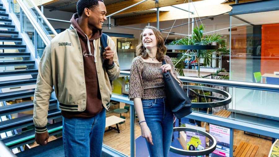 Studenten van Learning and Development in Organisations lopen in het gebouw HAN Nijmegen