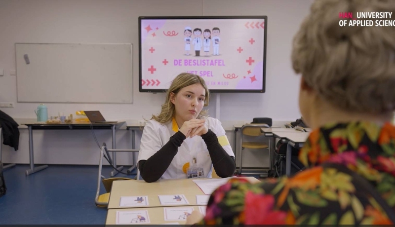 studenten spelen spel beslistafel