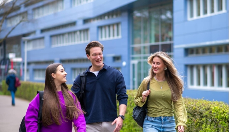 studenten van learning and development lopen op de HAN campus in Nijmegen