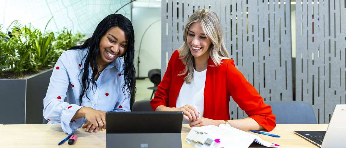 Opleidingsbeeld Accountancy duaal (verkleinde versie). Studenten accountancy deeltijd in overleg bij de HAN Arnhem, finance, financieel, AFEM, laptop. 