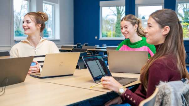 Caitlyn, Jasmijn en Luna tijdens Social work deeltijd