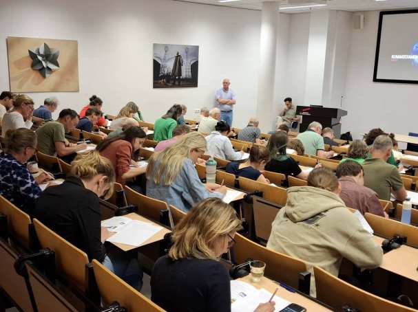 Studenten maken het klimaatexamen in de collegezaal