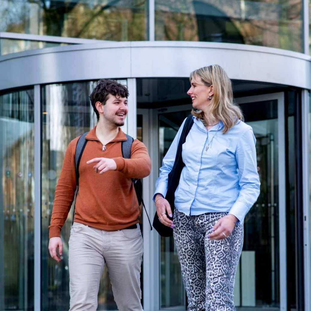 Studenten associate degree Logistiek lopen op de HAN campus