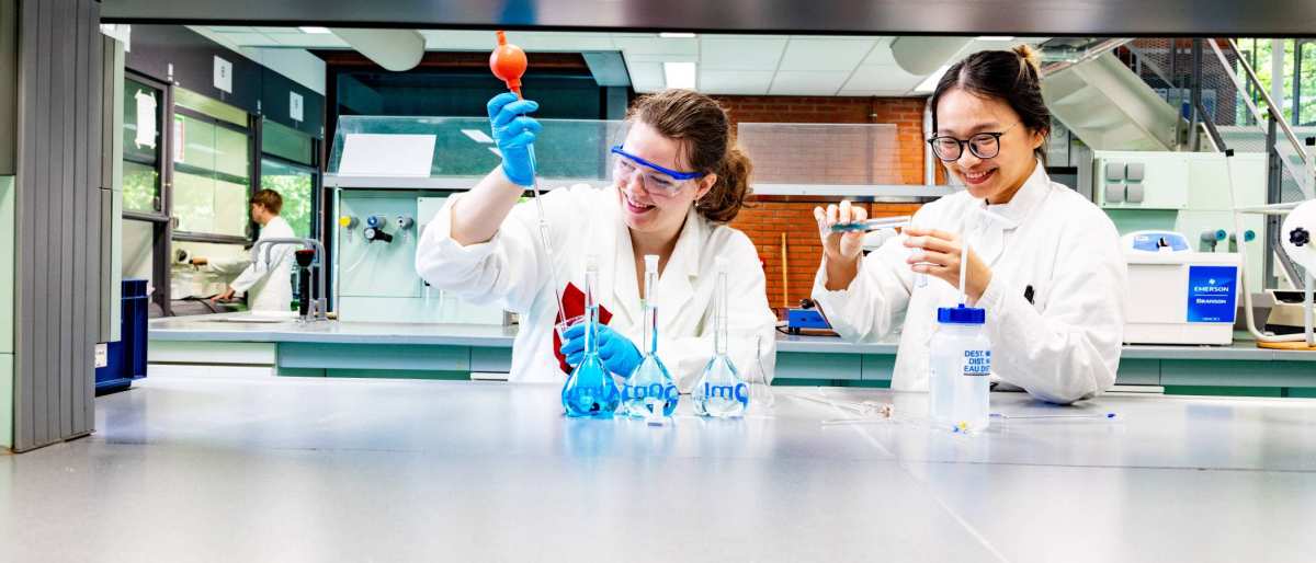 studenten pipetteren in het chemielab