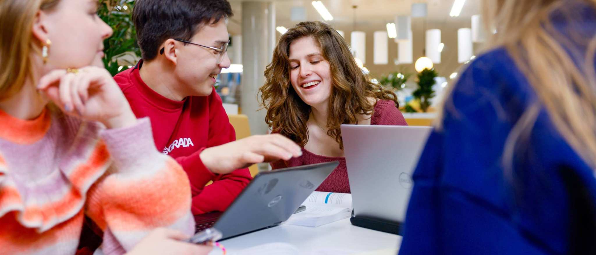 HAN Academie Educatie, Pabo, Pabo-ALO, ALPO, voltijd en deeltijd, studenten werken samen en lachen in studiecentrum, 2024