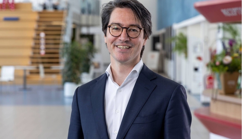 Op de foto zie je een potret van een lachende Jeroen Rijke, leading lector van het zwaartepunt Schoon en lector Sustainable River Management van de HAN