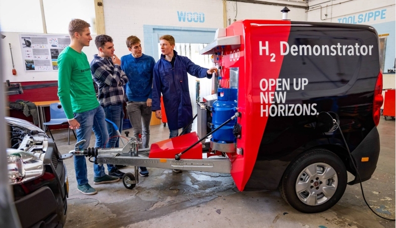 4 studenten van de zijkant bij de H2 demonstrator