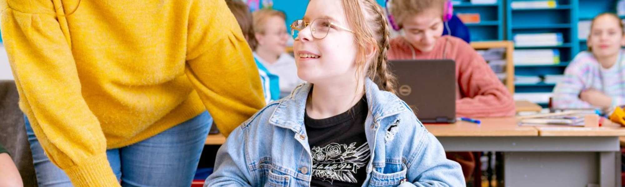 Speciaal Onderwijs op de school Lichtenbeek. De lerares lacht naar de leerling.