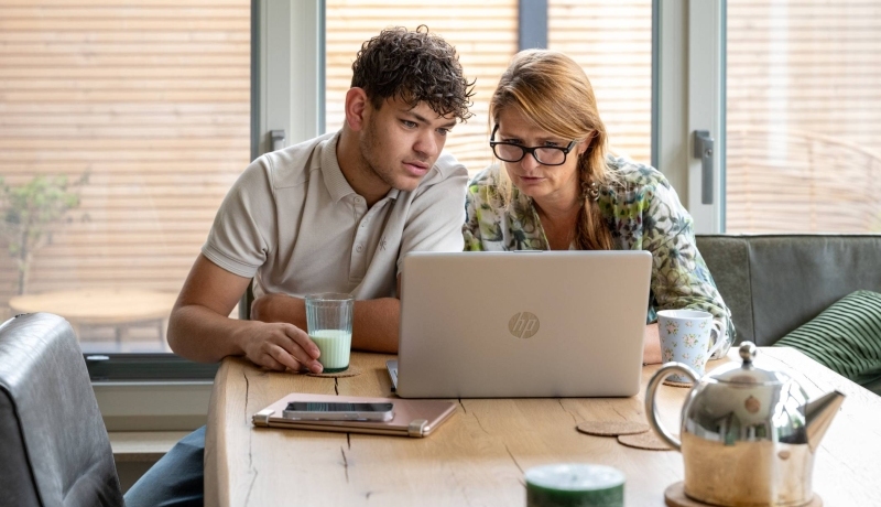 moeder en zoon op laptop aanmelden hbo studie