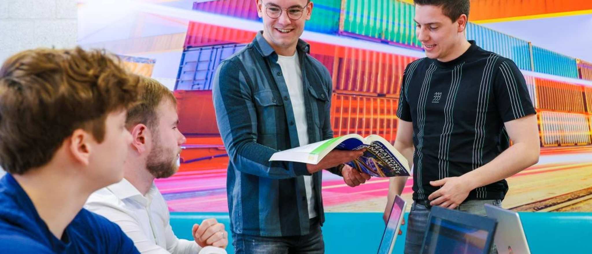 Logistics Management voltijd, LM, foto 7974, studenten werken samen in het lokaal met laptops