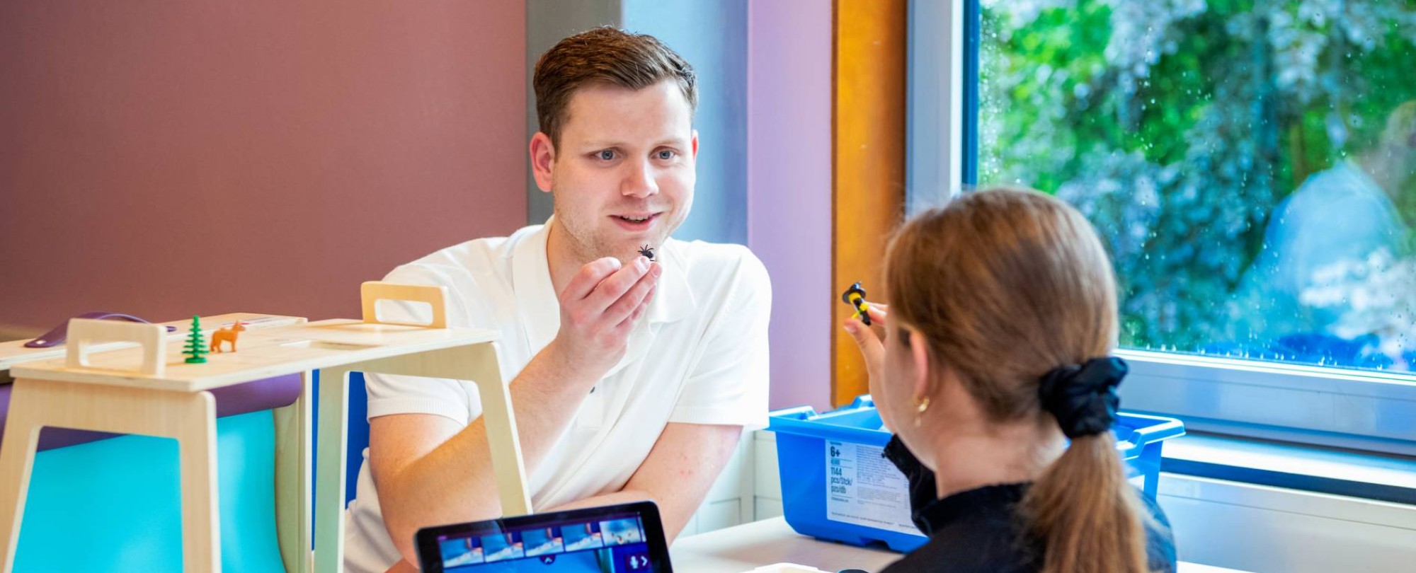 docent en leerling in interactie