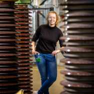 Portret van elektrotechniekstudent Bianca bij Qirion in het hoogspanningslab.