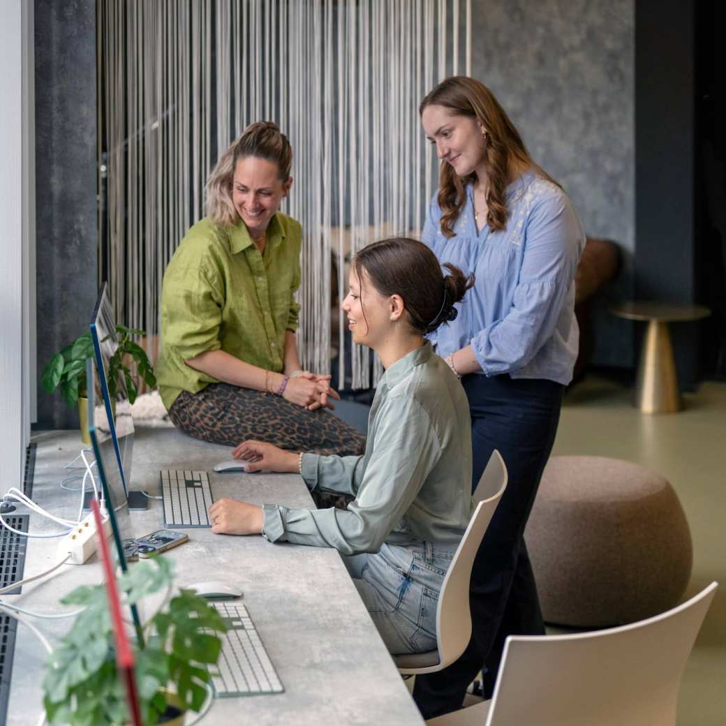 studenten werken aan lesopdracht